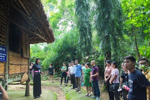  Đoàn khảo sát thăm Di tích lán Khuôn Tát tại ATK Định Hóa (Thái Nguyên)